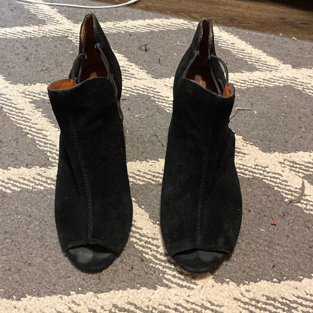 heels open toed